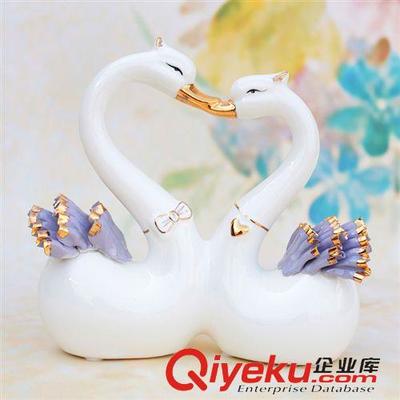 天天特價(jià) 田園創(chuàng)意情侶可愛(ài)動(dòng)物天鵝 家居裝飾品擺件 陶瓷工藝品-義烏市窩窩家工藝品提供天天特價(jià) 田園創(chuàng)意情侶可愛(ài)動(dòng)物天鵝 家居裝飾品擺件 陶瓷工藝品的相關(guān)介紹、產(chǎn)品、服務(wù)、圖片、價(jià)格義烏市窩窩家工藝品、陶瓷工藝品;樹(shù)脂工藝品;家居日用品;玻璃制品;仿真花批發(fā);工藝品